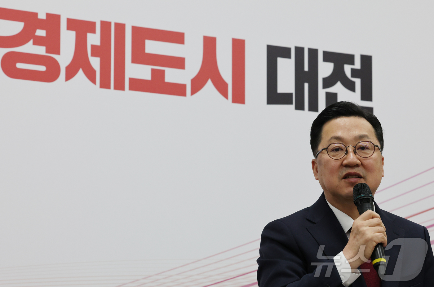 (대전=뉴스1) 김기태 기자 = 이장우 대전시장이 30일 시청 기자회견장에서 언론인과의 대담을 하고 있다. 2026.4.30/뉴스1