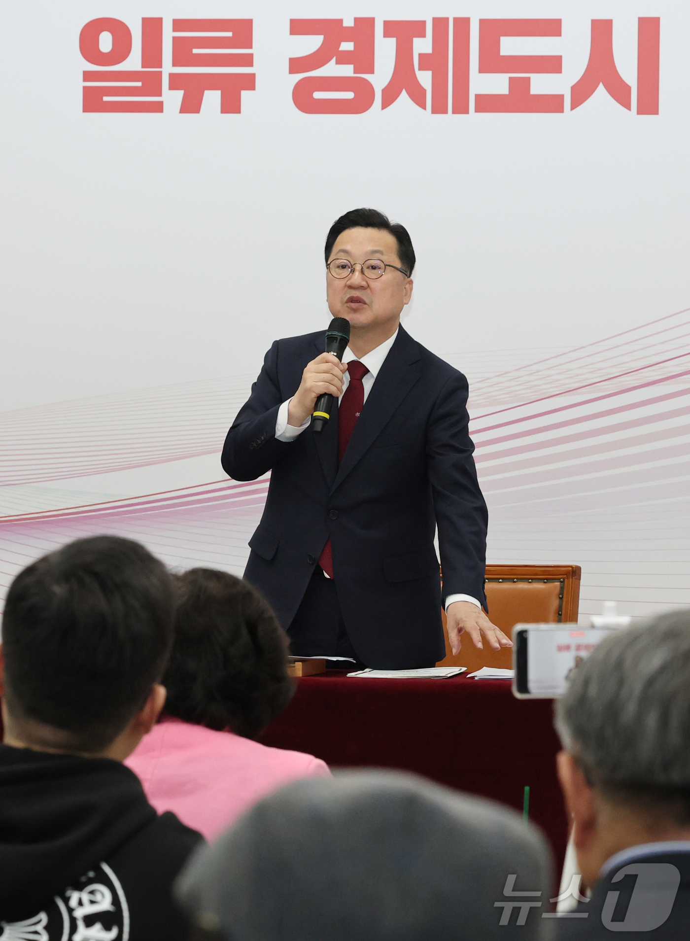 (대전=뉴스1) 김기태 기자 = 이장우 대전시장이 30일 시청 기자회견장에서 언론인과의 대담을 하고 있다. 2026.4.30/뉴스1