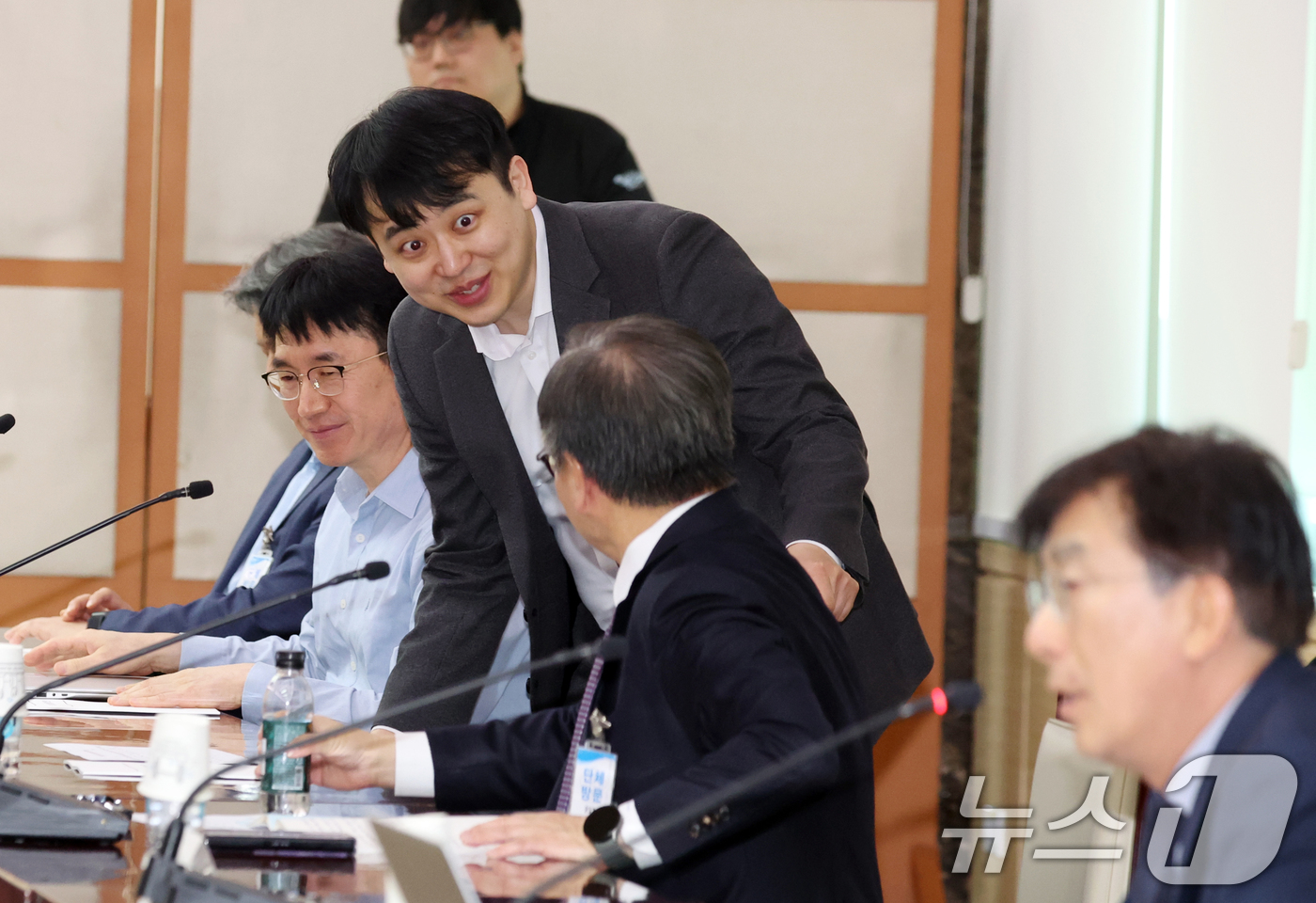 (서울=뉴스1) 김명섭 기자 = 한성존 대한전공의협의회 회장이 30일 오전 서울 종로구 세종대로 정부서울청사에서 열린 제5차 의료혁신위원회에 참석하고 있다. 2026.4.30/뉴스 …