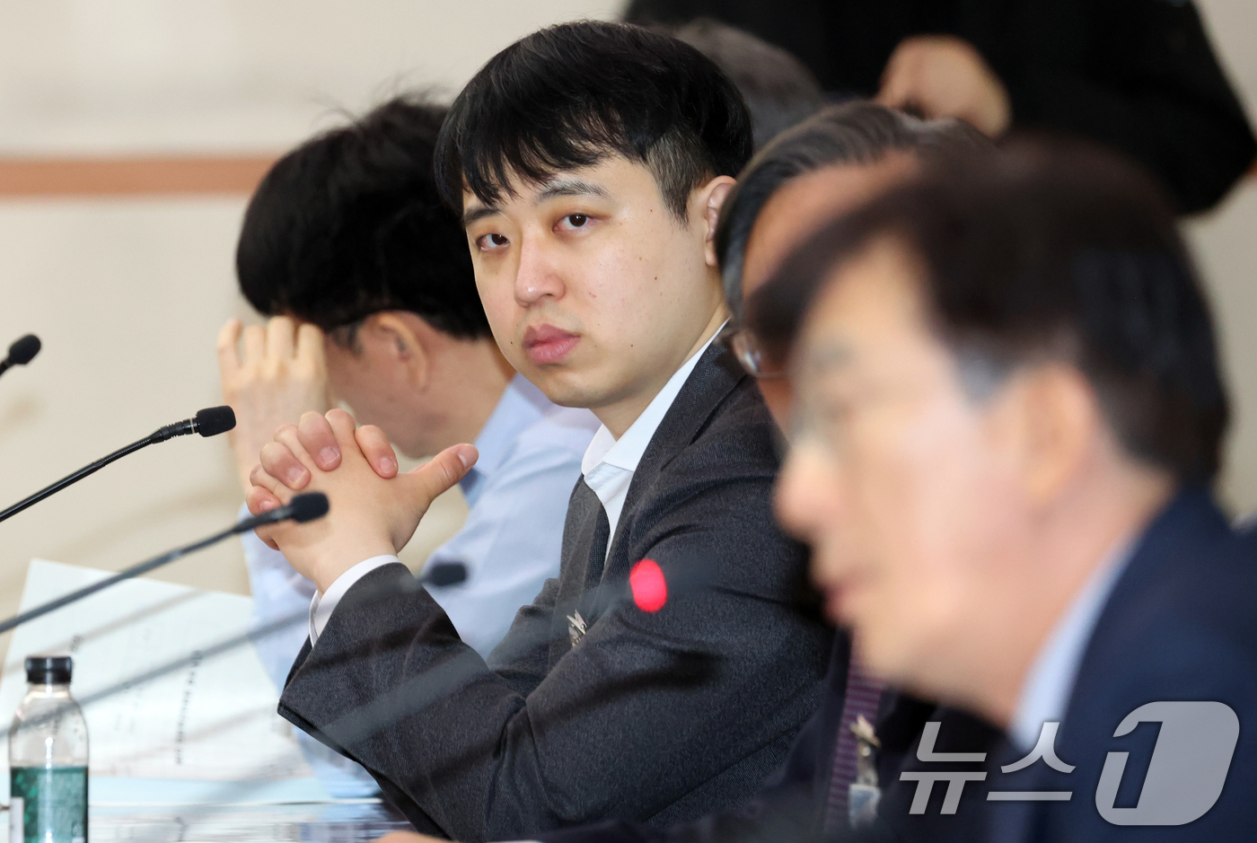 (서울=뉴스1) 김명섭 기자 = 한성존 대한전공의협의회 회장이 30일 오전 서울 종로구 세종대로 정부서울청사에서 열린 제5차 의료혁신위원회에서 정기현 위원장의 발언을 듣고 있다. …