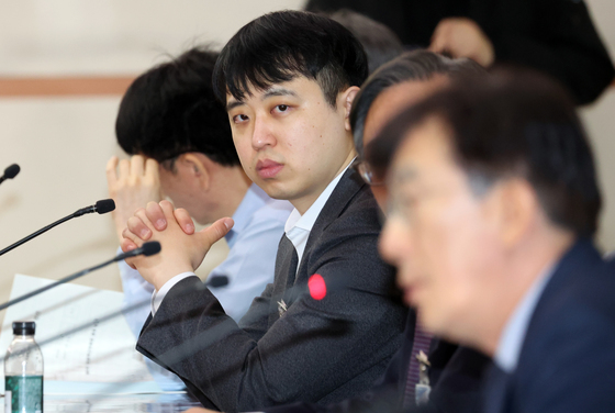 정기현 위원장 발언듣는 한성존 대한전공의협의회 회장