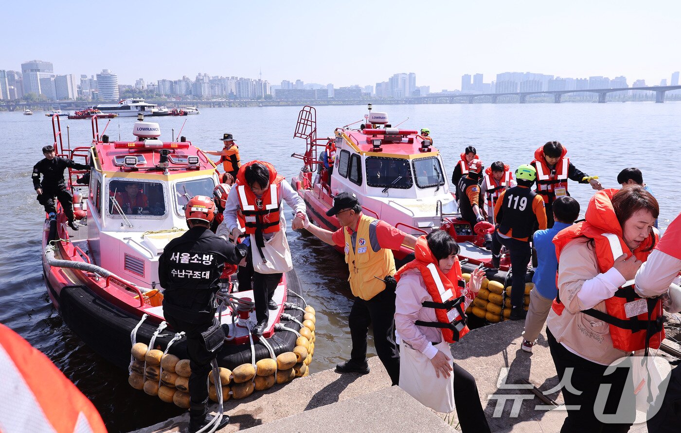 본문 이미지 - 30일 서울 한강버스 여의도 선착장 인근 수상에서 한강 복합 수난사고에 대비한 ‘2026 수상 및 육상 구조·구호 종합훈련’이 진행되고 있다.  2026.4.30 ⓒ 뉴스1 박지혜 기자