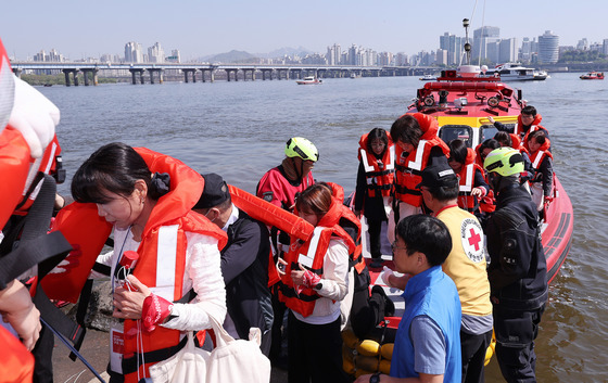 [뉴스1 PICK]'실제 상황이 아닙니다' 한강 수난사고 대비 구조구호 훈련
