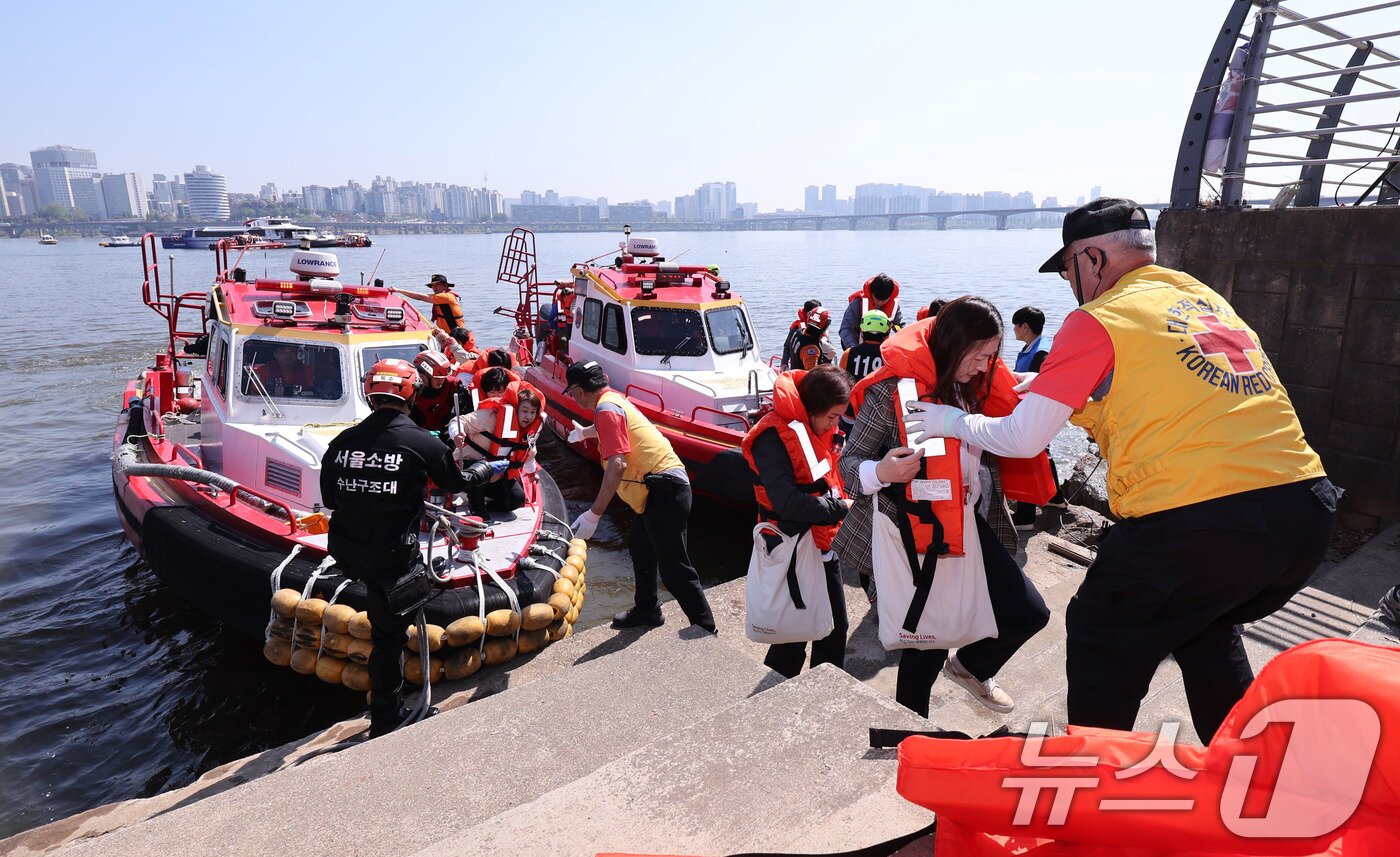 본문 이미지 - 30일 서울 한강버스 여의도 선착장 인근 수상에서 한강 복합 수난사고에 대비한 ‘2026 수상 및 육상 구조·구호 종합훈련’이 진행되고 있다.  2026.4.30 ⓒ 뉴스1 박지혜 기자