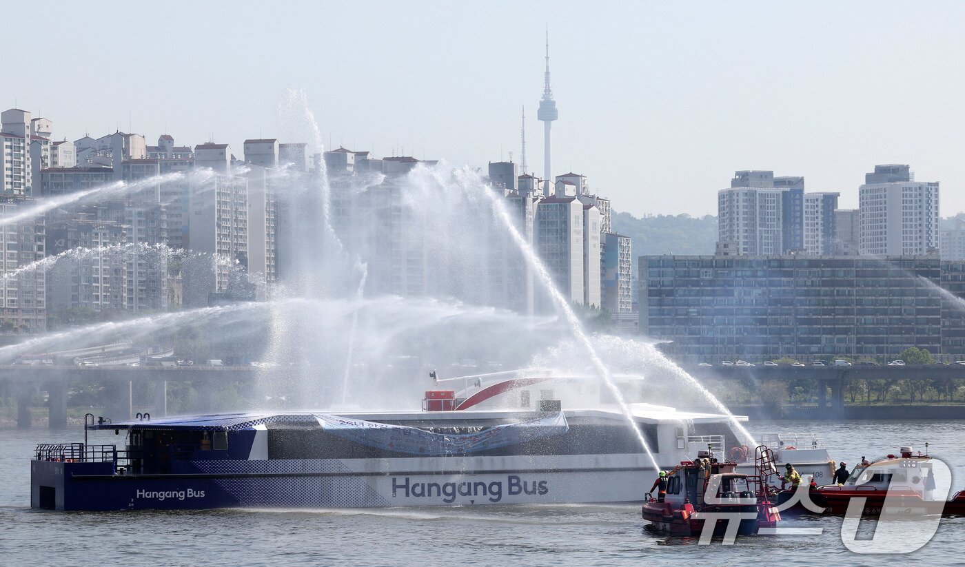 본문 이미지 - 30일 서울 한강버스 여의도 선착장 인근 수상에서 한강 복합 수난사고에 대비한 ‘2026 수상 및 육상 구조·구호 종합훈련’이 진행되고 있다.  2026.4.30 ⓒ 뉴스1 박지혜 기자