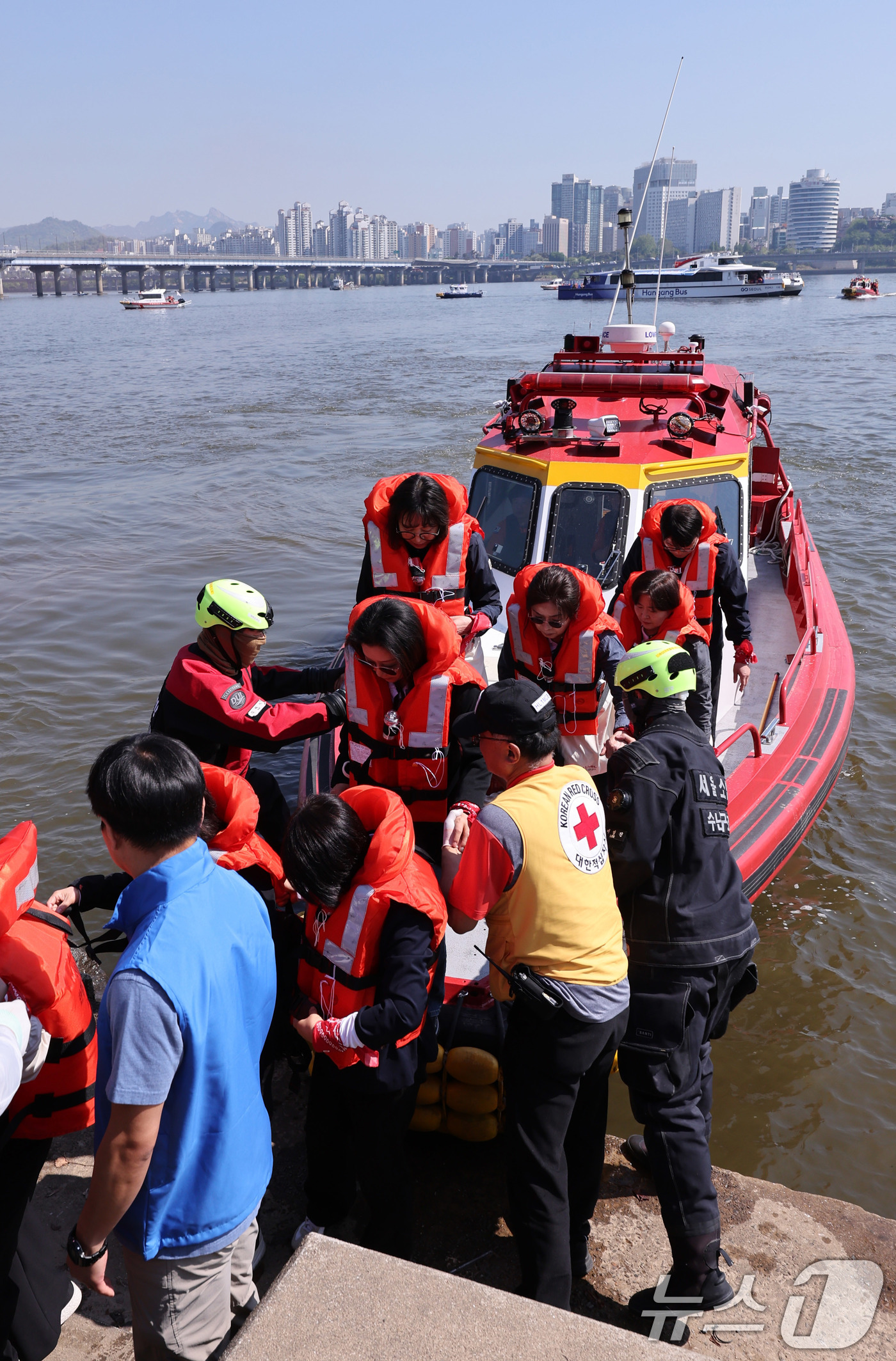 (서울=뉴스1) 박지혜 기자 = 30일 서울 한강버스 여의도 선착장 인근 수상에서 한강 복합 수난사고에 대비한 ‘2026 수상 및 육상 구조·구호 종합훈련’이 진행되고 있다.서울시 …