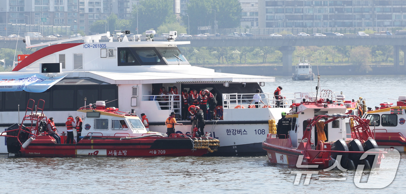 (서울=뉴스1) 박지혜 기자 = 30일 서울 한강버스 여의도 선착장 인근 수상에서 열린 ‘2026 수상 및 육상 구조·구호 종합훈련’에서 구조선이 한강버스 선체에 접안해 승객을 구 …