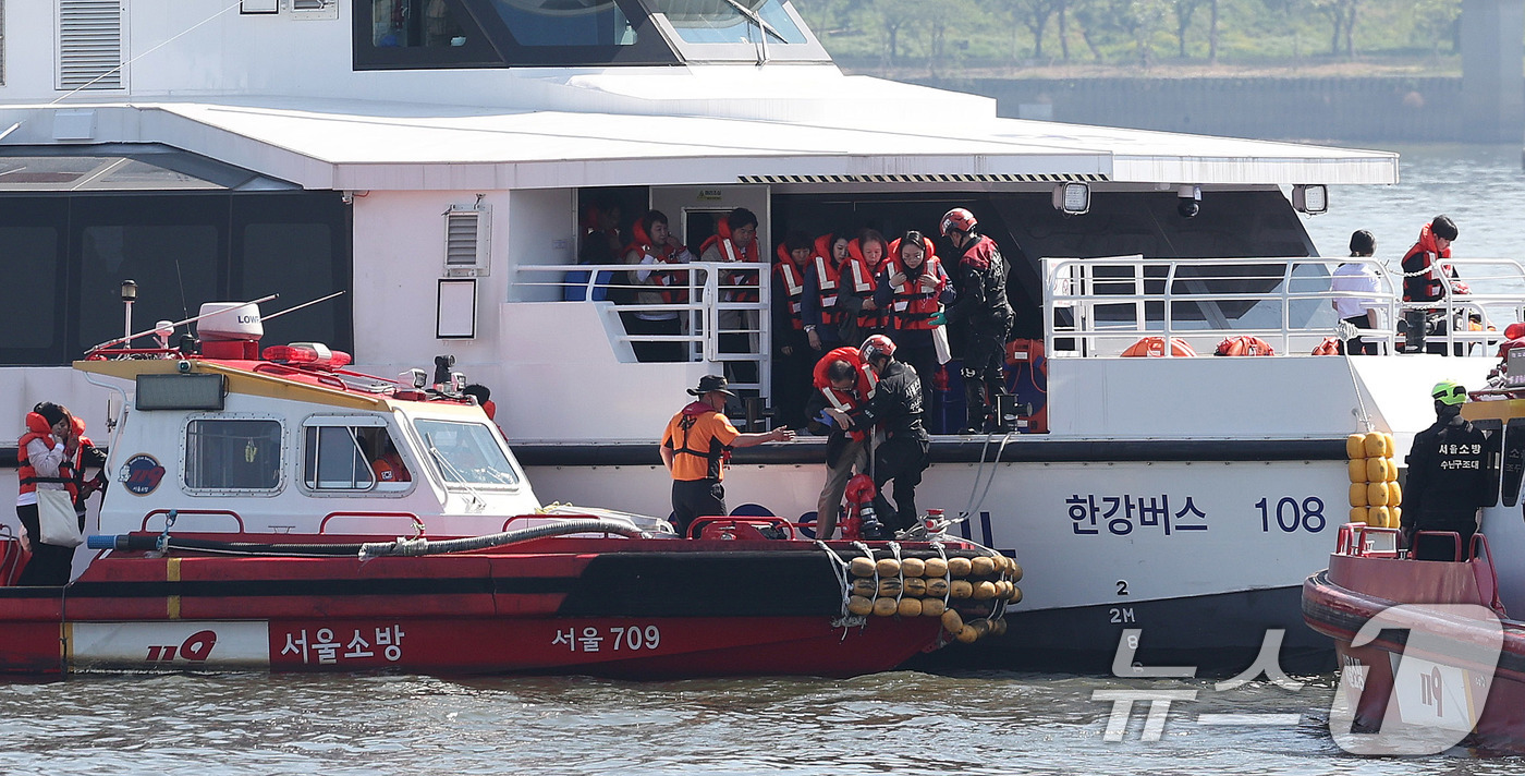 (서울=뉴스1) 박지혜 기자 = 30일 서울 한강버스 여의도 선착장 인근 수상에서 열린 ‘2026 수상 및 육상 구조·구호 종합훈련’에서 구조선이 한강버스 선체에 접안해 승객을 구 …
