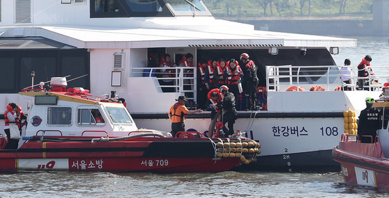 빠르게 구조되는 한강버스 승객들 '훈련도 실전처럼'