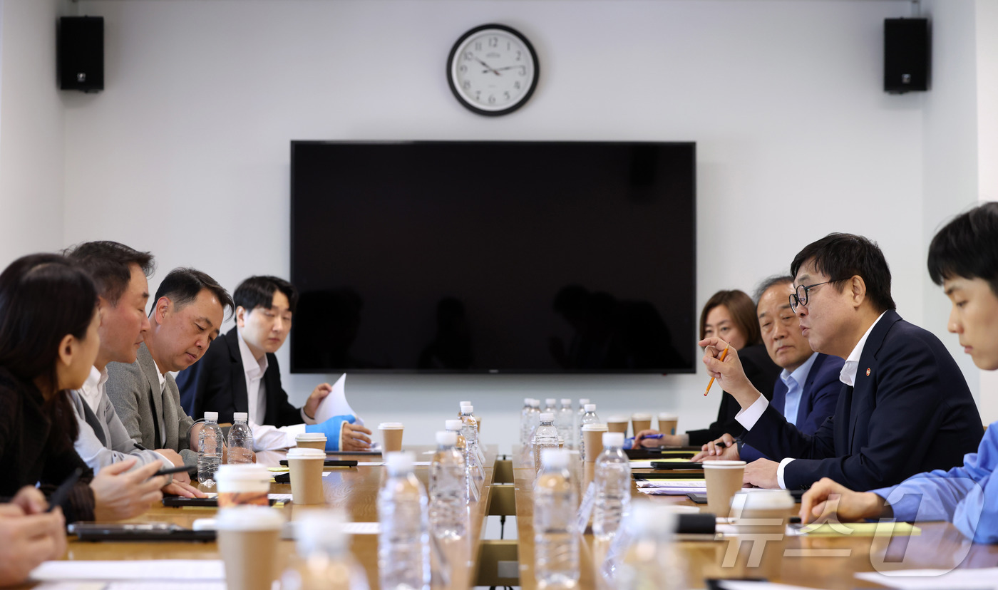 (서울=뉴스1) = 최휘영 문화체육관광부 장관이 30일 오전 서울 종로구 국립현대미술관 서울관에서 열린 문화예술정책자문위원회 게임분과 제2차 회의에서 위원들과 함께 ‘케이-게임’ …