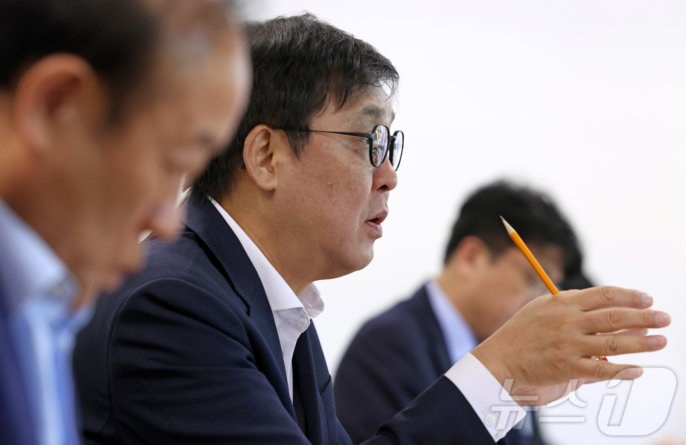 (서울=뉴스1) = 최휘영 문화체육관광부 장관이 30일 오전 서울 종로구 국립현대미술관 서울관에서 열린 문화예술정책자문위원회 게임분과 제2차 회의에서 위원들과 함께 ‘케이-게임’ …