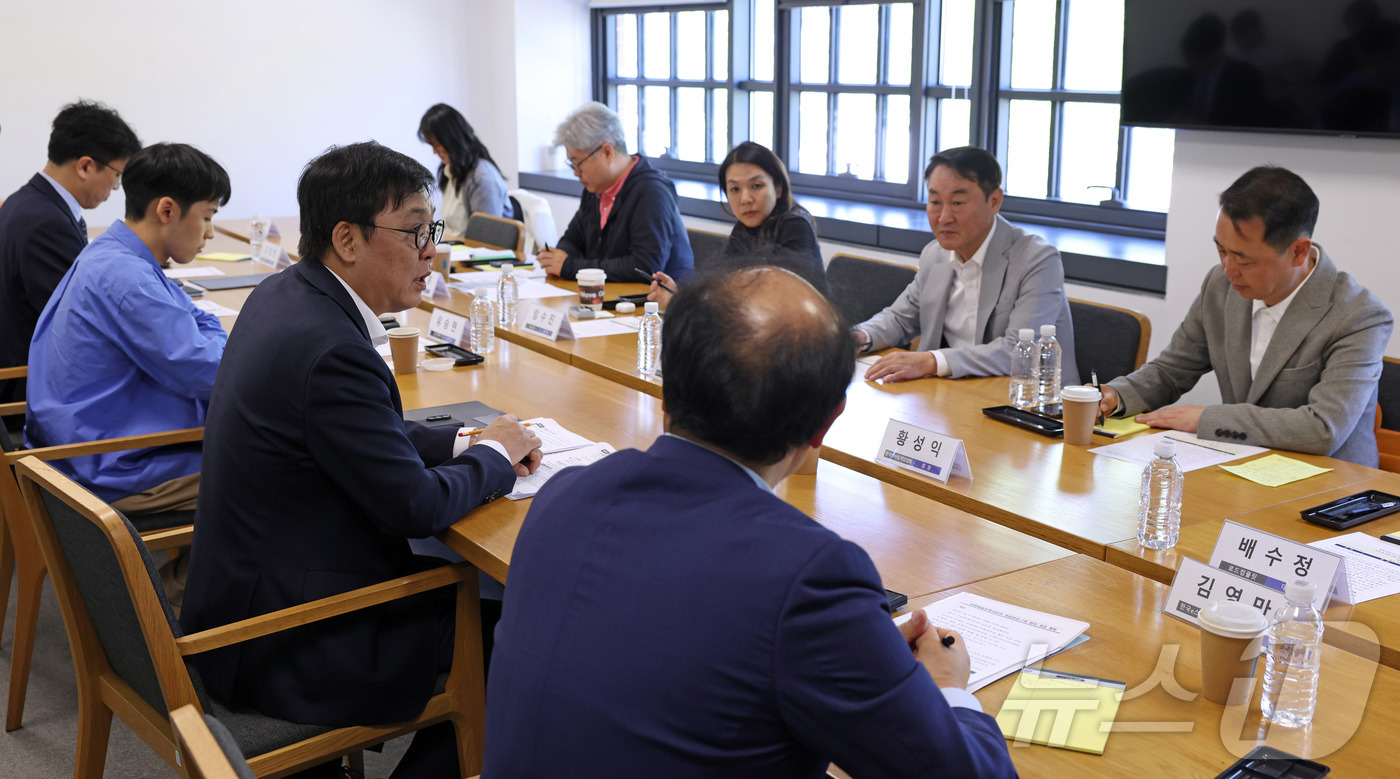 (서울=뉴스1) = 최휘영 문화체육관광부 장관이 30일 오전 서울 종로구 국립현대미술관 서울관에서 열린 문화예술정책자문위원회 게임분과 제2차 회의에서 위원들과 함께 ‘케이-게임’ …