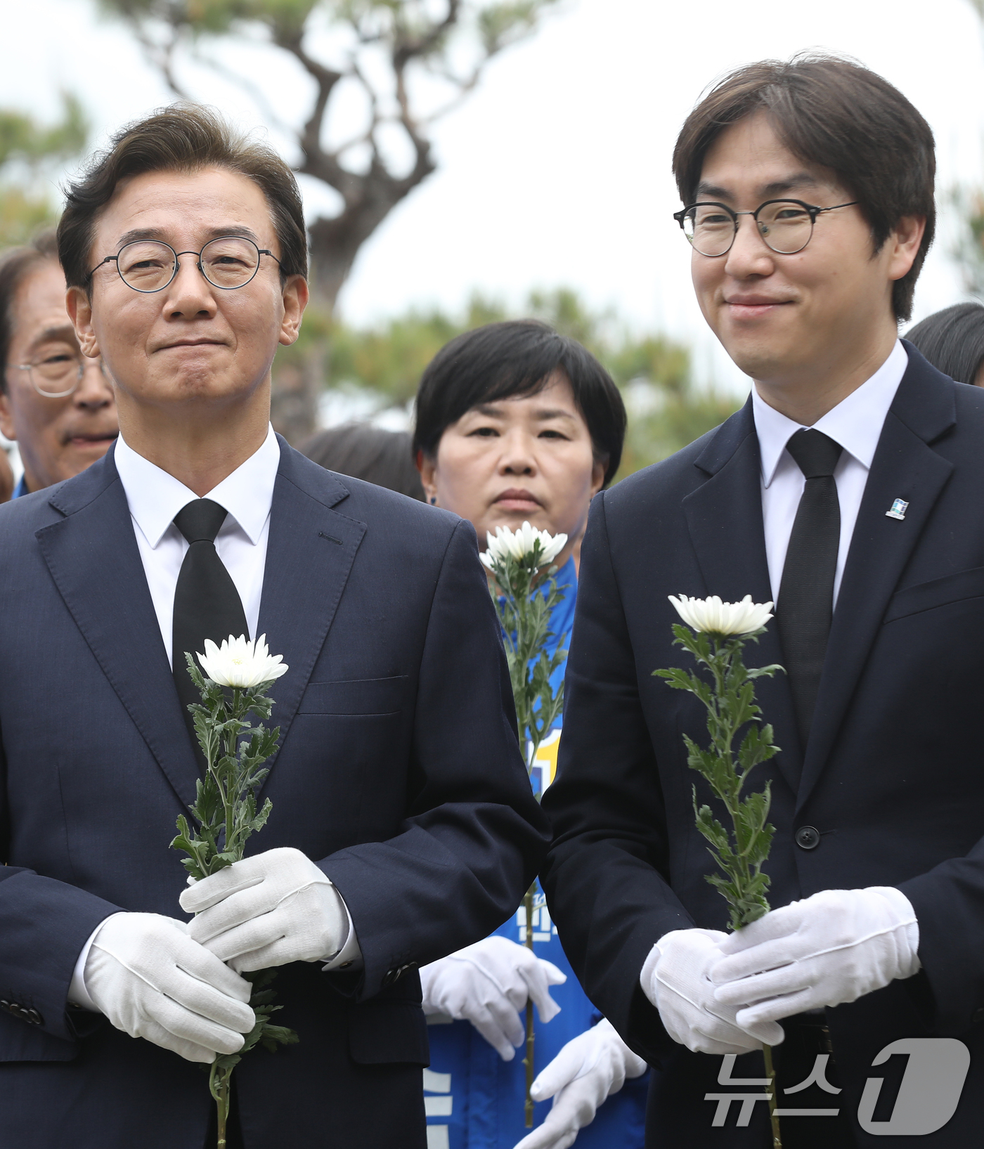 (부산=뉴스1) 윤일지 기자 = 전재수 더불어민주당 부산시장 예비후보와 부산 북갑 국회의원 보궐선거 출마를 공식화 한 하정우 전 청와대 AI미래기획수석이 30일 오전 부산 중구 민 …