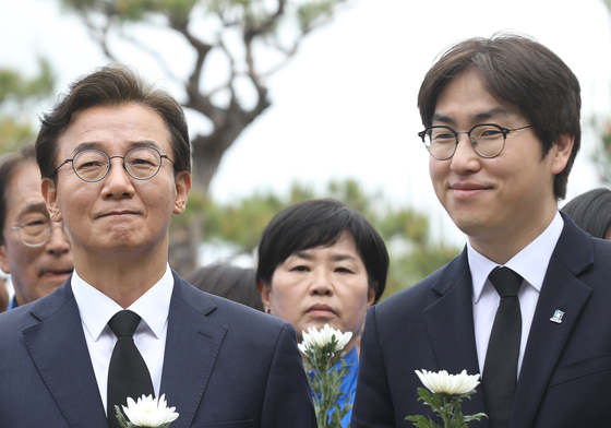 국화꽃 든 전재수와 하정우