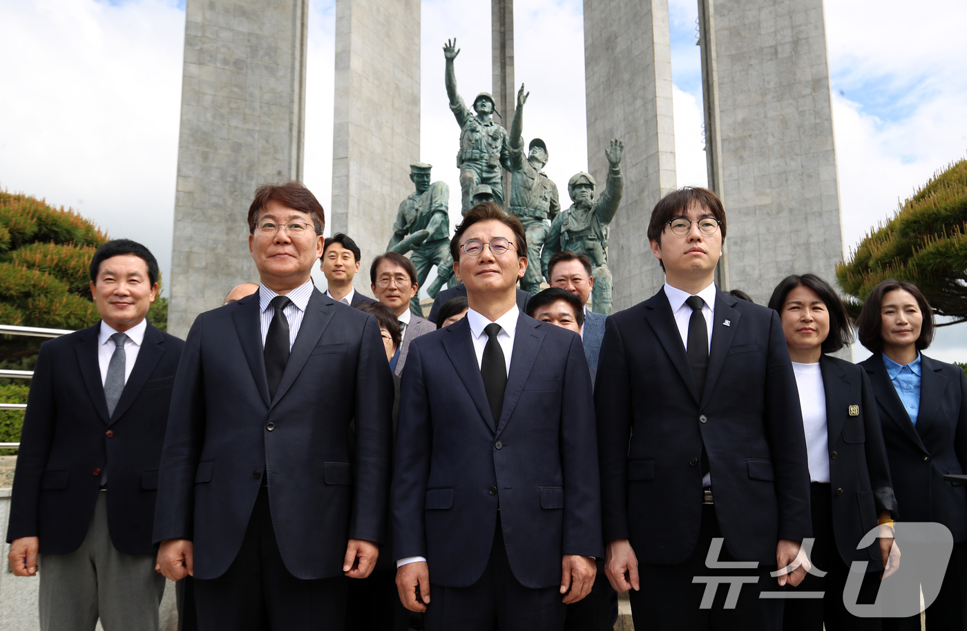 (부산=뉴스1) 윤일지 기자 = 전재수 더불어민주당 부산시장 예비후보와 부산 북갑 국회의원 보궐선거 출마를 공식화 한 하정우 전 청와대 AI미래기획수석이 30일 오전 부산시당 6· …