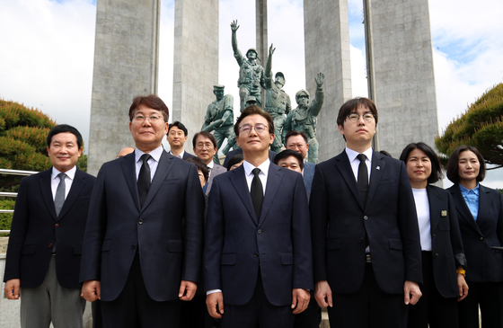 부산 중앙공원 충혼탑 참배 마친 전재수·하정우