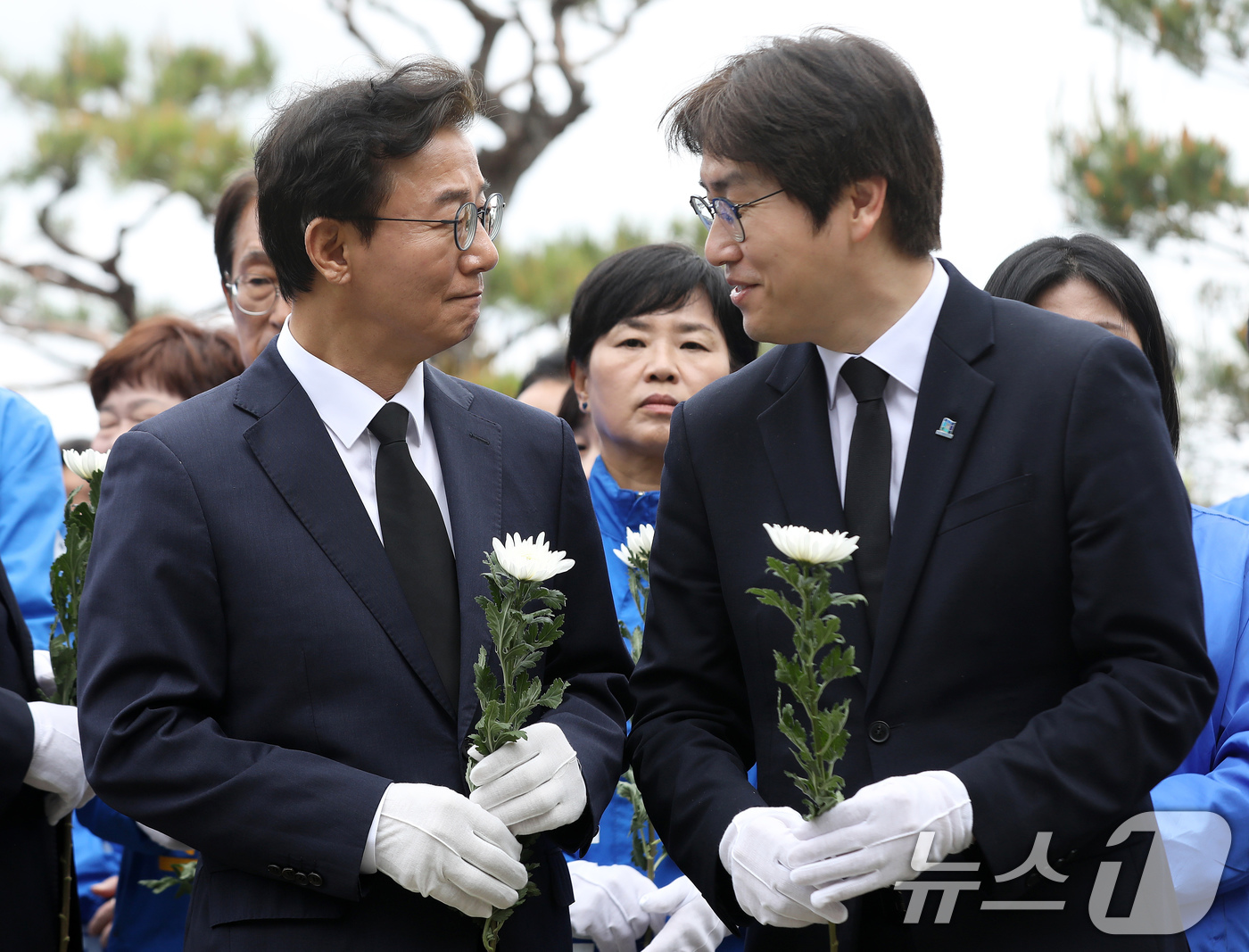 (부산=뉴스1) 윤일지 기자 = 전재수 더불어민주당 부산시장 예비후보와 부산 북갑 국회의원 보궐선거 출마를 공식화 한 하정우 전 청와대 AI미래기획수석이 30일 오전 부산 중구 민 …