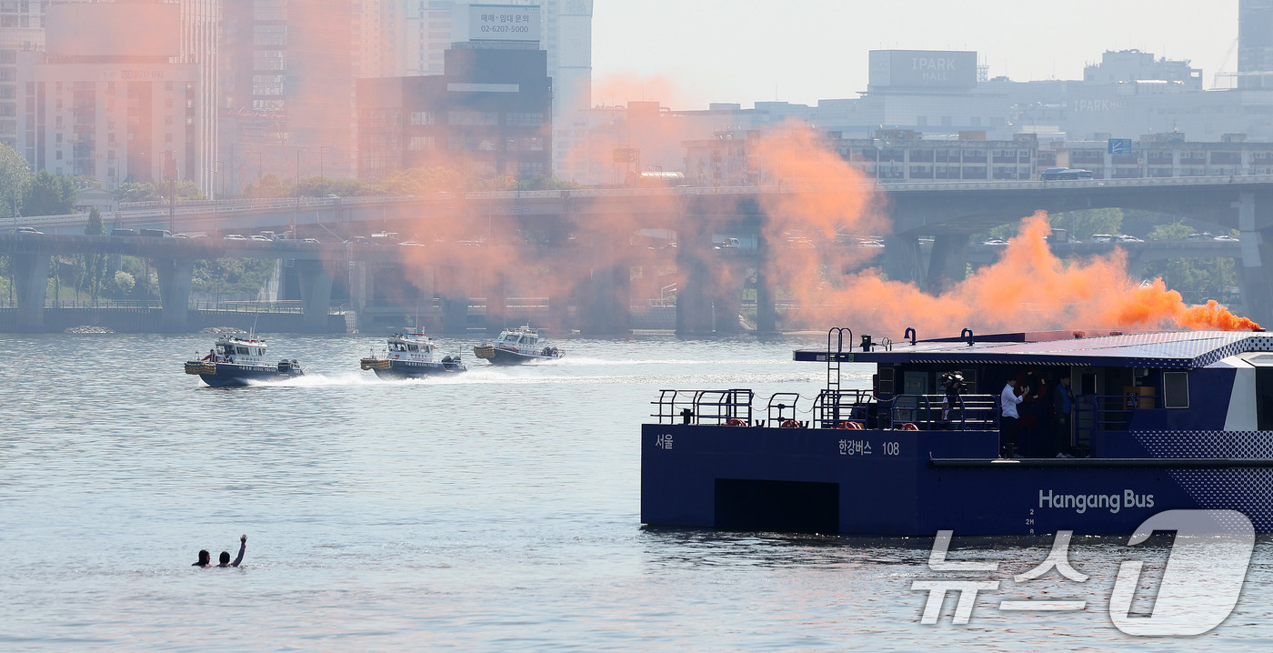 (서울=뉴스1) 박지혜 기자 = 30일 서울 한강버스 여의도 선착장 인근 수상에서 한강 복합 수난사고에 대비한 ‘2026 수상 및 육상 구조·구호 종합훈련’이 진행되고 있다.서울시 …
