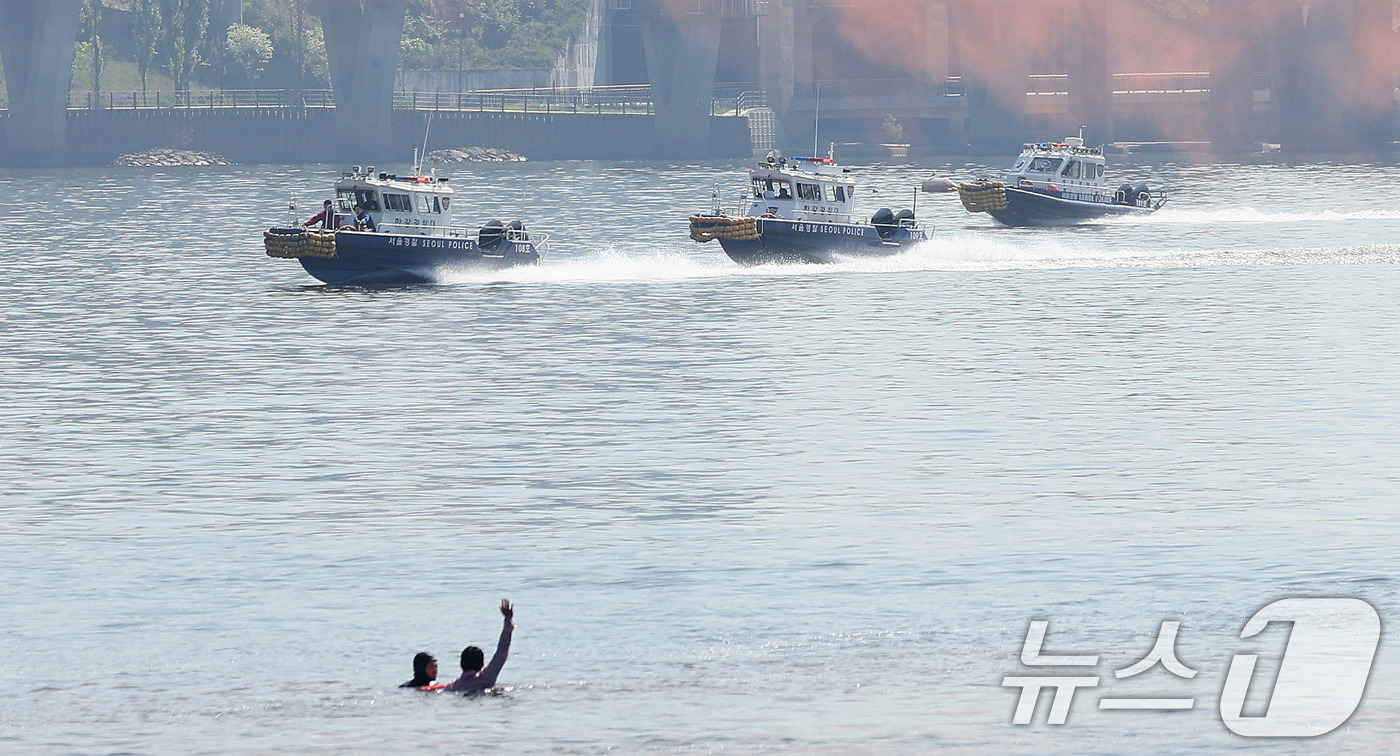 (서울=뉴스1) 박지혜 기자 = 30일 서울 한강버스 여의도 선착장 인근 수상에서 한강 복합 수난사고에 대비한 ‘2026 수상 및 육상 구조·구호 종합훈련’이 진행되고 있다.서울시 …
