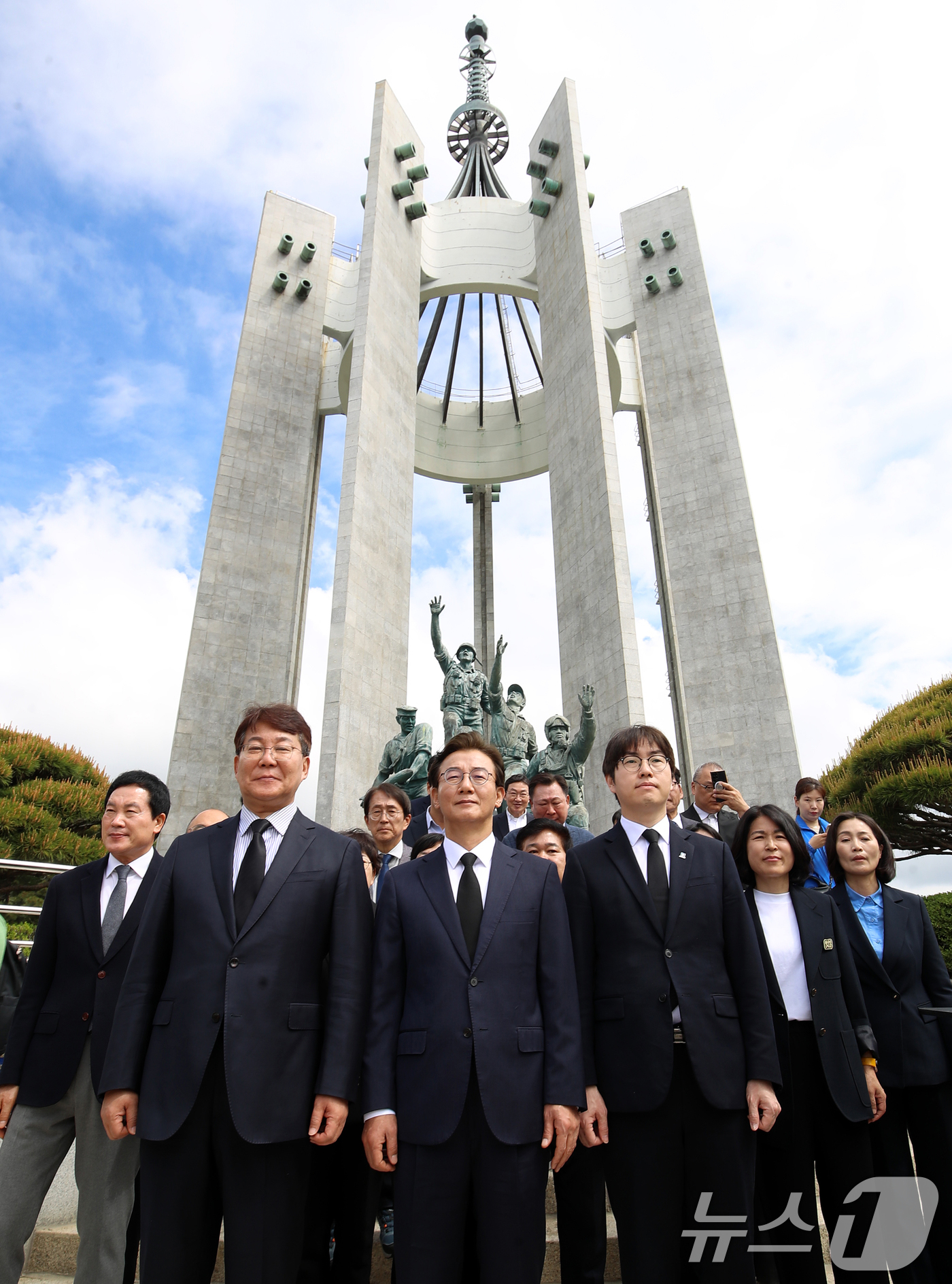 (부산=뉴스1) 윤일지 기자 = 전재수 더불어민주당 부산시장 예비후보와 부산 북갑 국회의원 보궐선거 출마를 공식화 한 하정우 전 청와대 AI미래기획수석이 30일 오전 부산시당 6· …