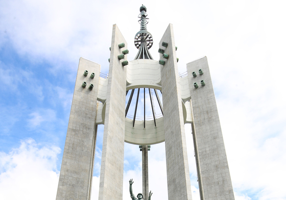 부산 중앙공원 충혼탑 참배 마친 전재수·하정우