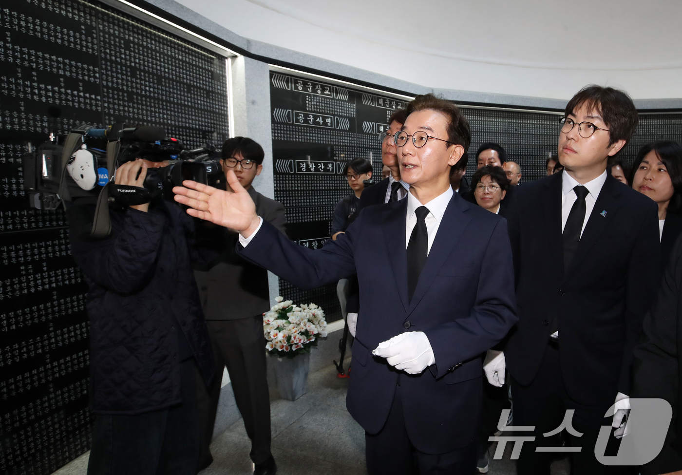 (부산=뉴스1) 윤일지 기자 = 전재수 더불어민주당 부산시장 예비후보(왼쪽)와 부산 북갑 국회의원 보궐선거 출마를 공식화 한 하정우 전 청와대 AI미래기획수석이 30일 오전 부산시 …