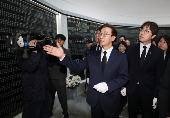 부산 충혼탑 영현실 둘러보는 전재수·하정우