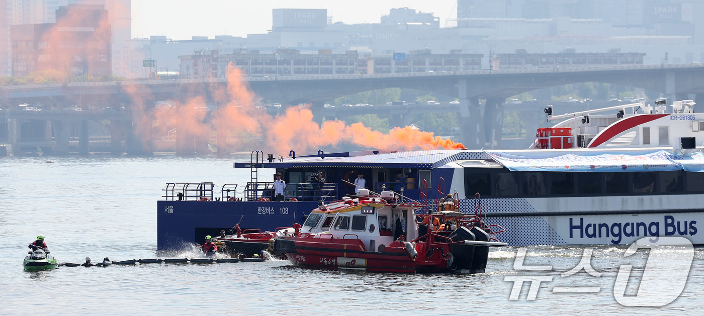 (서울=뉴스1) 박지혜 기자 = 30일 서울 한강버스 여의도 선착장 인근 수상에서 한강 복합 수난사고에 대비한 ‘2026 수상 및 육상 구조·구호 종합훈련’이 진행되고 있다.서울시 …