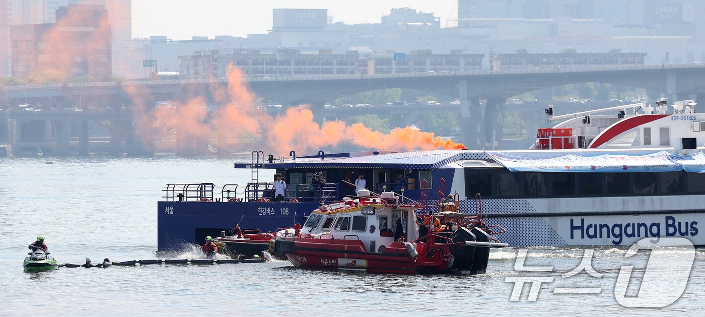 본문 이미지 - 30일 서울 한강버스 여의도 선착장 인근 수상에서 한강 복합 수난사고에 대비한 ‘2026 수상 및 육상 구조·구호 종합훈련’이 진행되고 있다.  2026.4.30 ⓒ 뉴스1 박지혜 기자