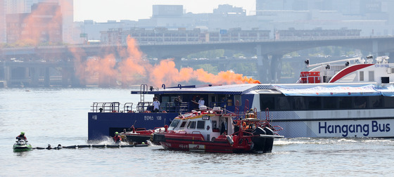 한강 위 구조 요청…접안 훈련 펼쳐져