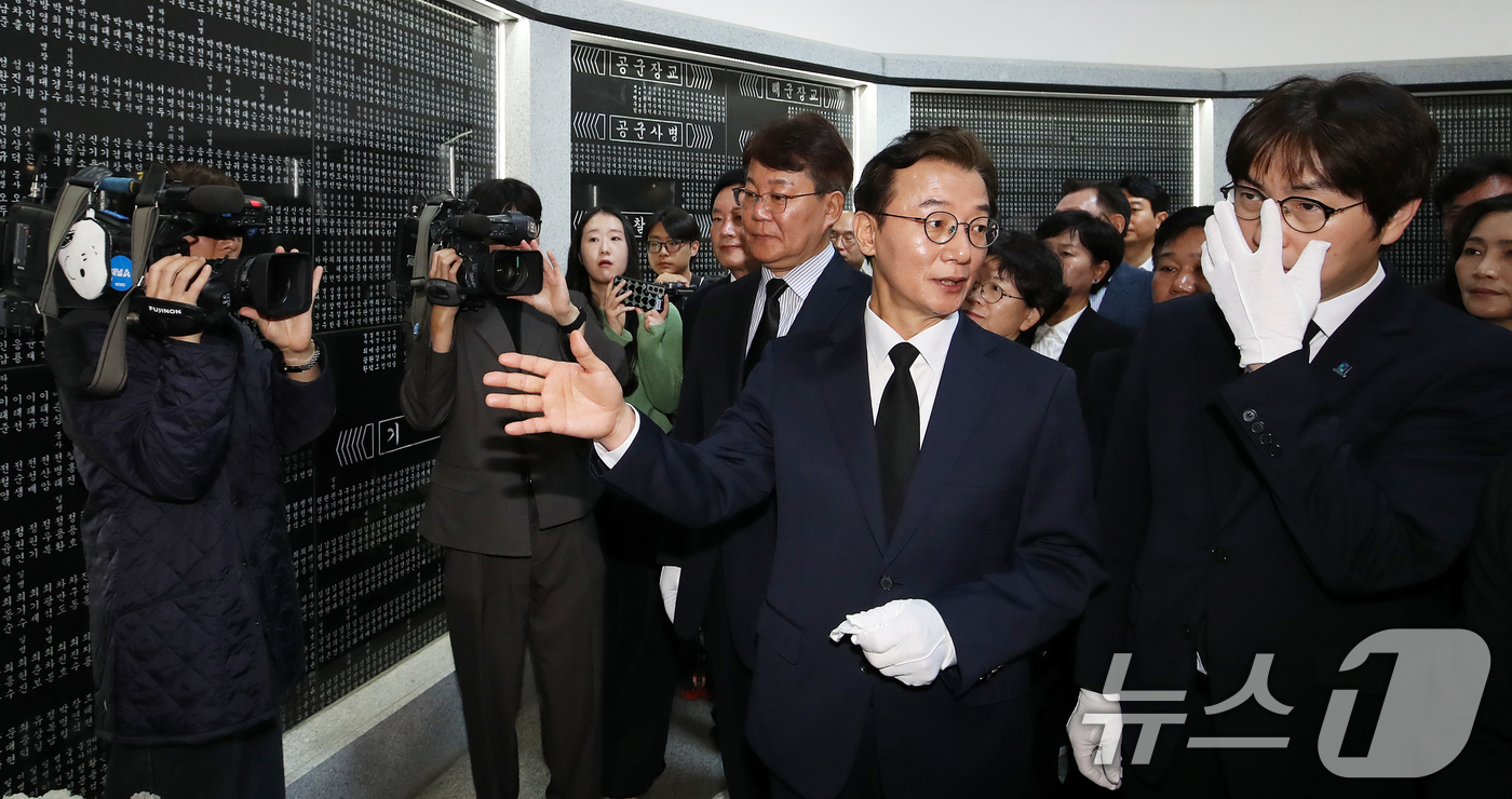 (부산=뉴스1) 윤일지 기자 = 전재수 더불어민주당 부산시장 예비후보와 부산 북갑 국회의원 보궐선거 출마를 공식화 한 하정우 전 청와대 AI미래기획수석이 30일 오전 부산시당 6· …