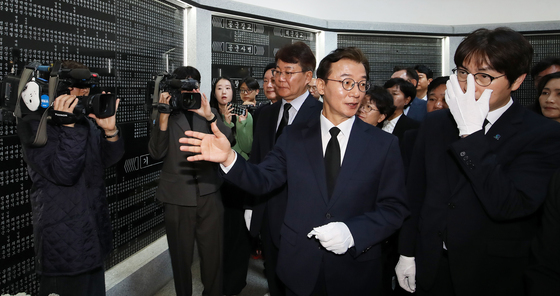 부산 충혼탑 영현실 둘러보는 전재수·하정우