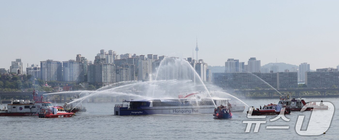 본문 이미지 - 30일 서울 한강버스 여의도 선착장 인근 수상에서 한강 복합 수난사고에 대비한 ‘2026 수상 및 육상 구조·구호 종합훈련’이 진행되고 있다.  2026.4.30 ⓒ 뉴스1 박지혜 기자