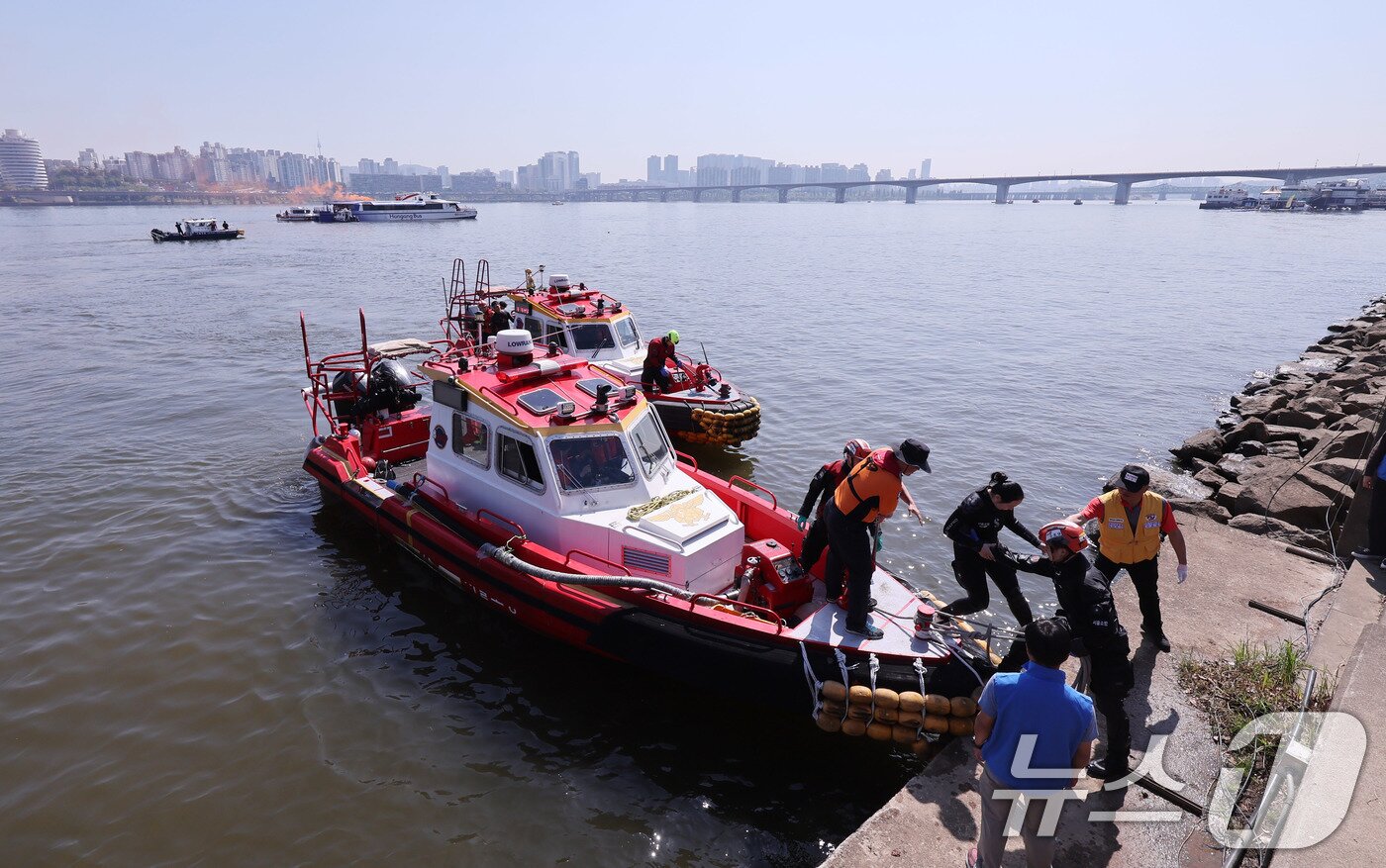 본문 이미지 - 30일 서울 한강버스 여의도 선착장 인근 수상에서 한강 복합 수난사고에 대비한 ‘2026 수상 및 육상 구조·구호 종합훈련’이 진행되고 있다.  2026.4.30 ⓒ 뉴스1 박지혜 기자