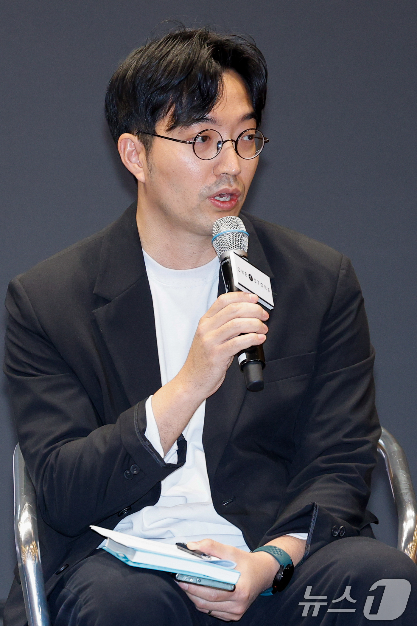 (서울=뉴스1) 안은나 기자 = 송진석 원스토어 사업전략실장이 30일 서울 중구 SKT타워에서 열린 2026 원스토어 창립 10주년 기념 기자간담회에 참석해 취재진 질문에 답하고 …