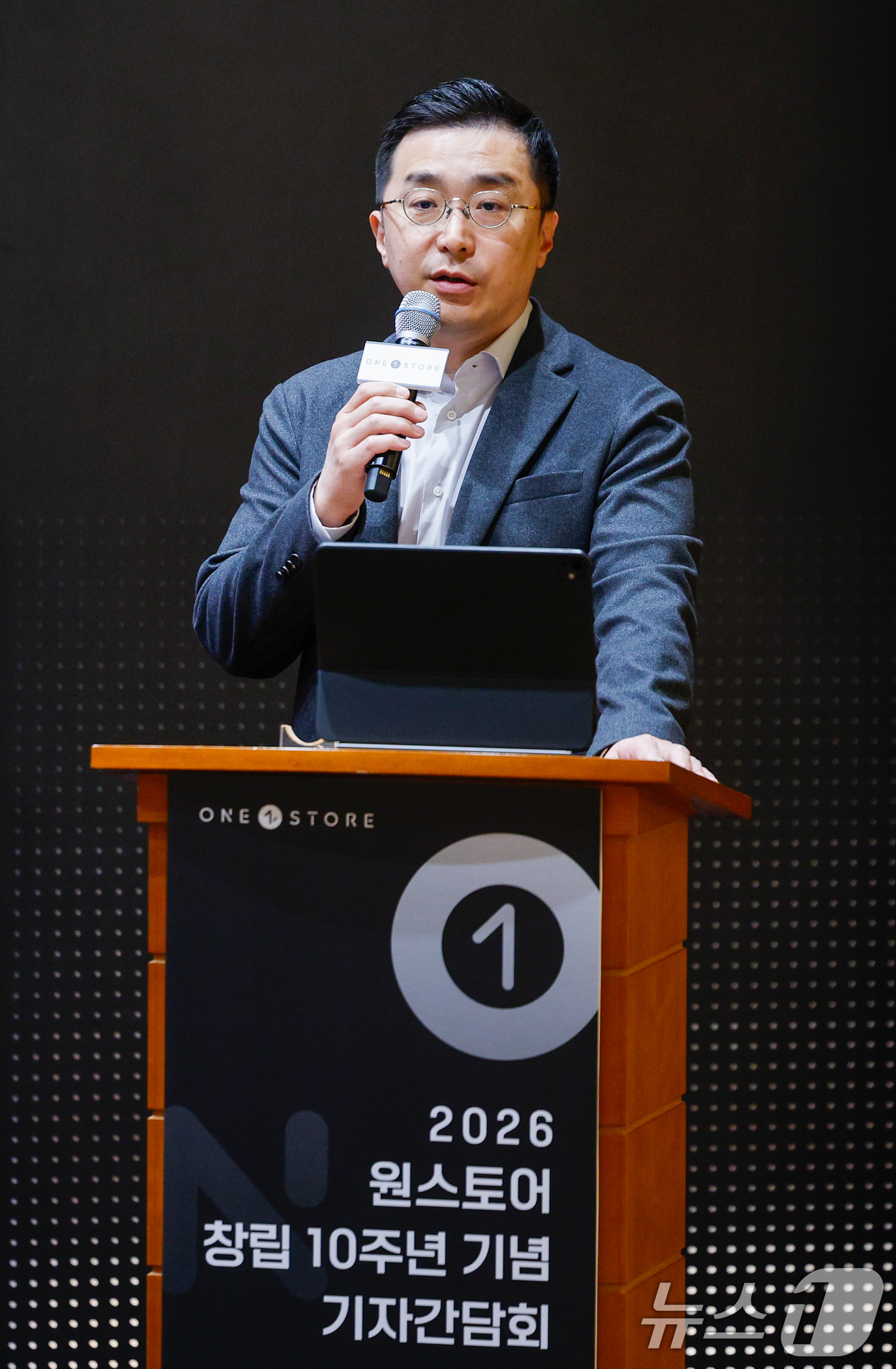 (서울=뉴스1) 안은나 기자 = 박태영 원스토어 대표가 30일 서울 중구 SKT타워에서 열린 2026 원스토어 창립 10주년 기념 기자간담회에 참석해 성장 비전을 발표하고 있다.원 …