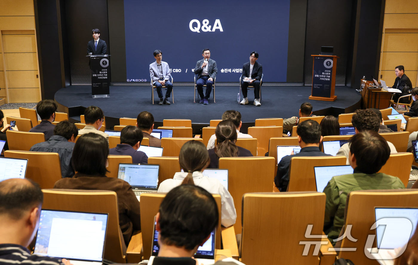 (서울=뉴스1) 안은나 기자 = 박태영 원스토어 대표가 30일 서울 중구 SKT타워에서 열린 2026 원스토어 창립 10주년 기념 기자간담회에 참석해 취재진 질문에 답하고 있다. …