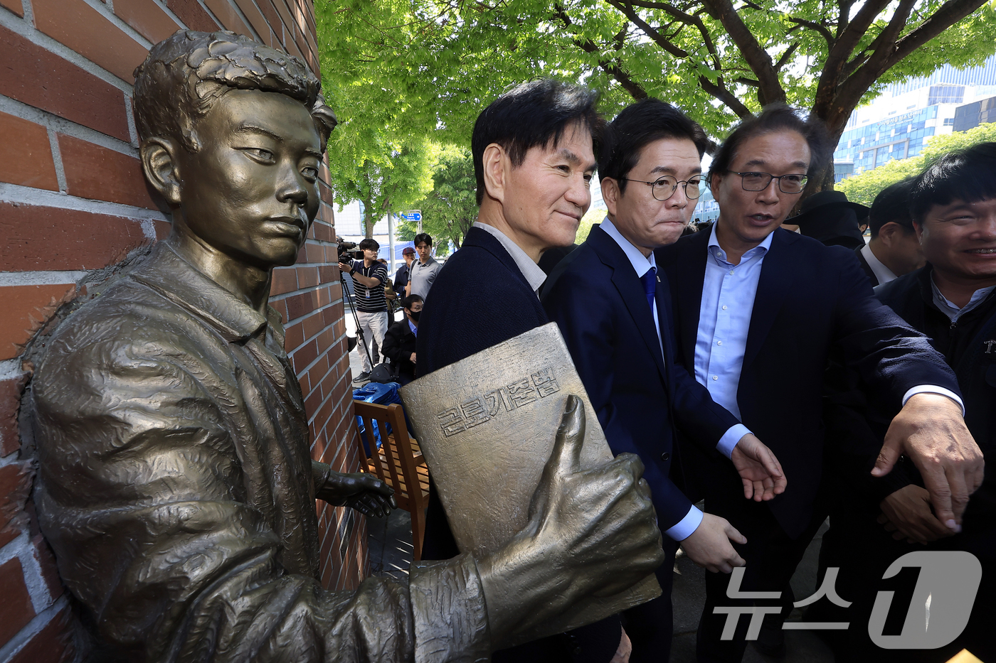 (서울=뉴스1) 박정호 기자 = 정원오 더불어민주당 서울시장 후보가 30일 오전 서울시 종로구 청계천로 아름다운청년 전태일기념관 앞에서 노동공약 발표를 마친 뒤 이동하고 있다. …