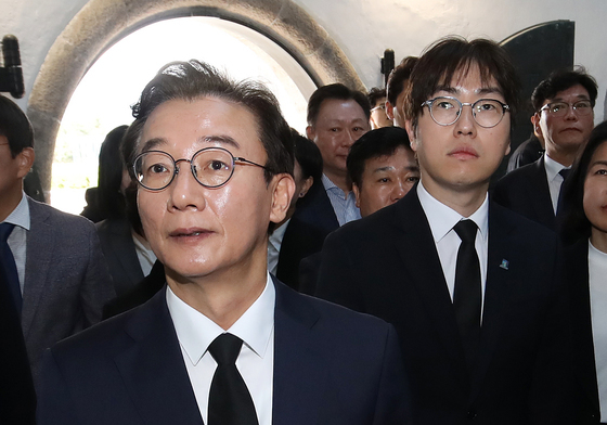 부산 충혼탑 영현실 둘러보는 전재수·하정우