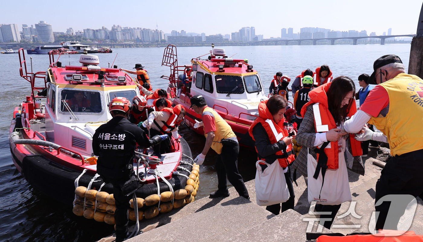 (서울=뉴스1) 박지혜 기자 = 30일 서울 한강버스 여의도 선착장 인근 수상에서 한강 복합 수난사고에 대비한 ‘2026 수상 및 육상 구조·구호 종합훈련’이 진행되고 있다.서울시 …