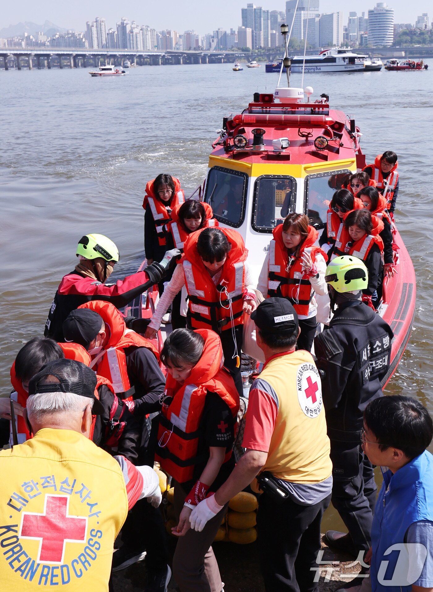 본문 이미지 - 30일 서울 한강버스 여의도 선착장 인근 수상에서 한강 복합 수난사고에 대비한 ‘2026 수상 및 육상 구조·구호 종합훈련’이 진행되고 있다.  2026.4.30 ⓒ 뉴스1 박지혜 기자