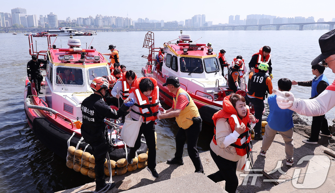 (서울=뉴스1) 박지혜 기자 = 30일 서울 한강버스 여의도 선착장 인근 수상에서 한강 복합 수난사고에 대비한 ‘2026 수상 및 육상 구조·구호 종합훈련’이 진행되고 있다.서울시 …
