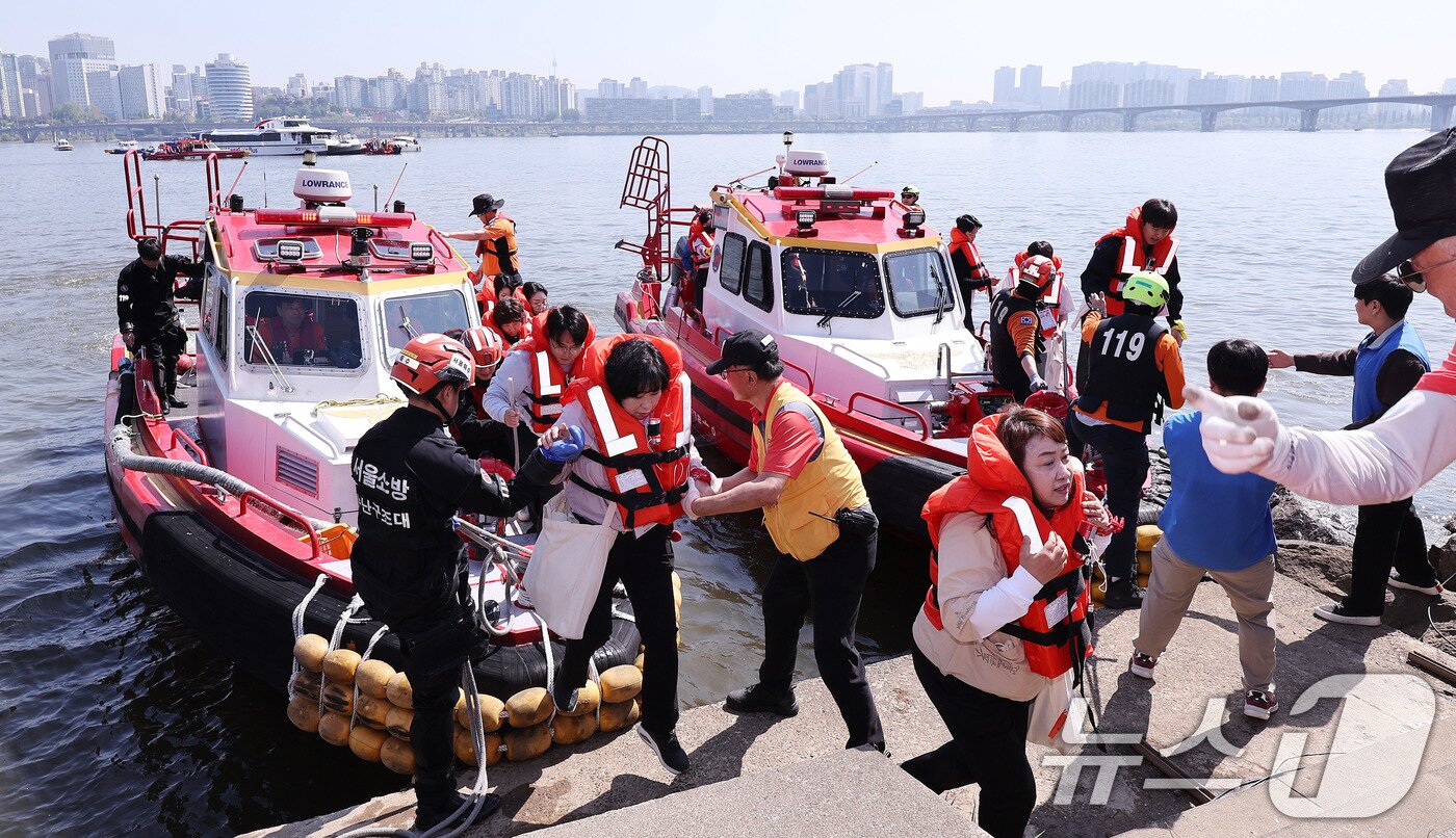 본문 이미지 - 30일 서울 한강버스 여의도 선착장 인근 수상에서 한강 복합 수난사고에 대비한 ‘2026 수상 및 육상 구조·구호 종합훈련’이 진행되고 있다.  2026.4.30 ⓒ 뉴스1 박지혜 기자