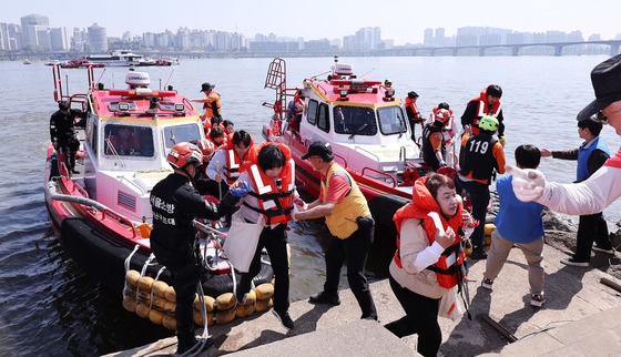 서울시, 한강버스 여의도 선착장 인근에서 수난사고 종합훈련