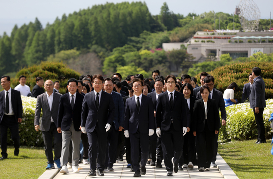 전재수 "원팀 되어 10번, 100번 시민 마음 두드리겠다"…민주공원 참배