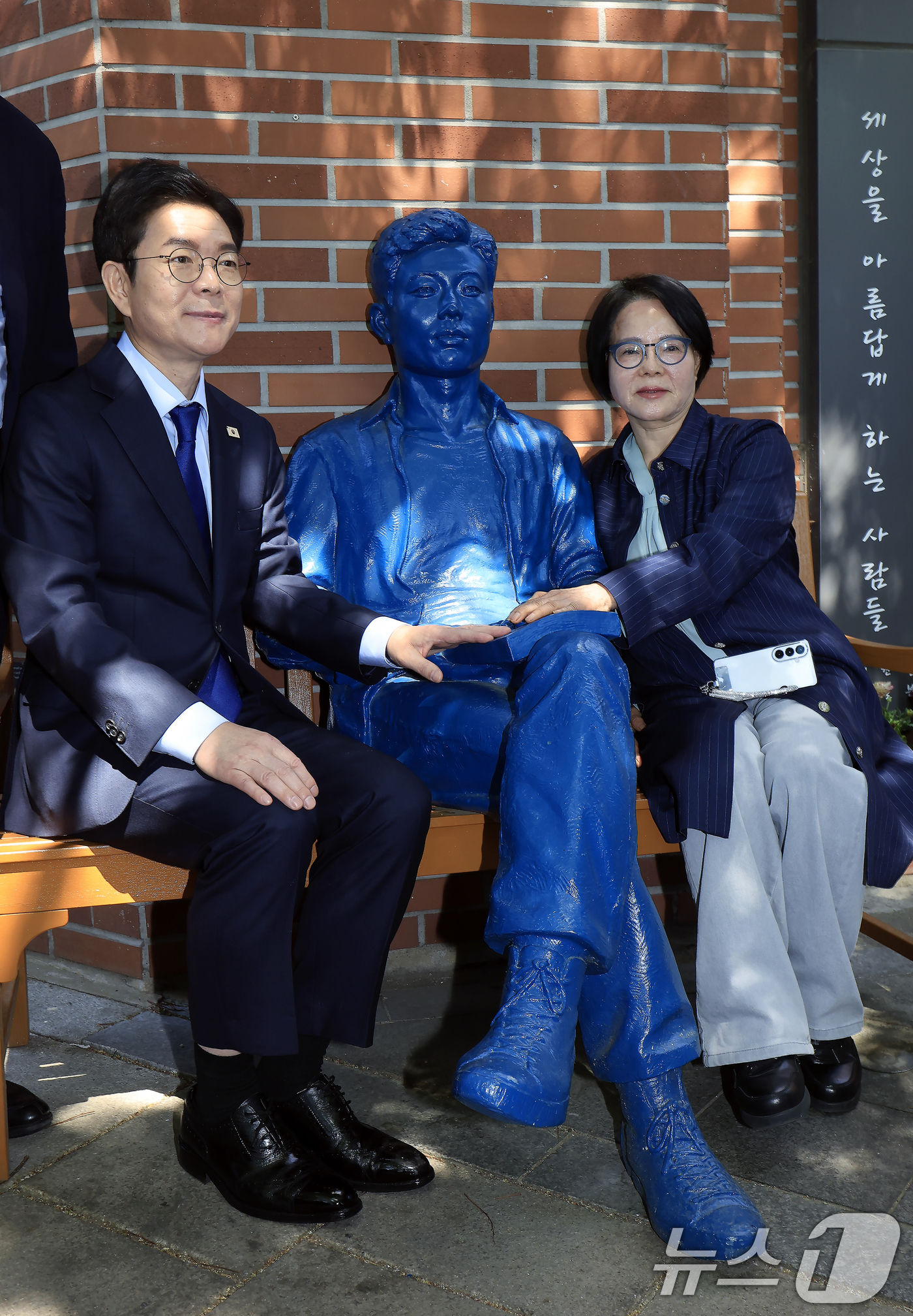 (서울=뉴스1) 박정호 기자 = 정원오 더불어민주당 서울시장 후보가 30일 오전 서울시 종로구 청계천로 아름다운청년 전태일기념관 앞에서 노동공약 발표를 마친 뒤 전 열사의 동생 전 …