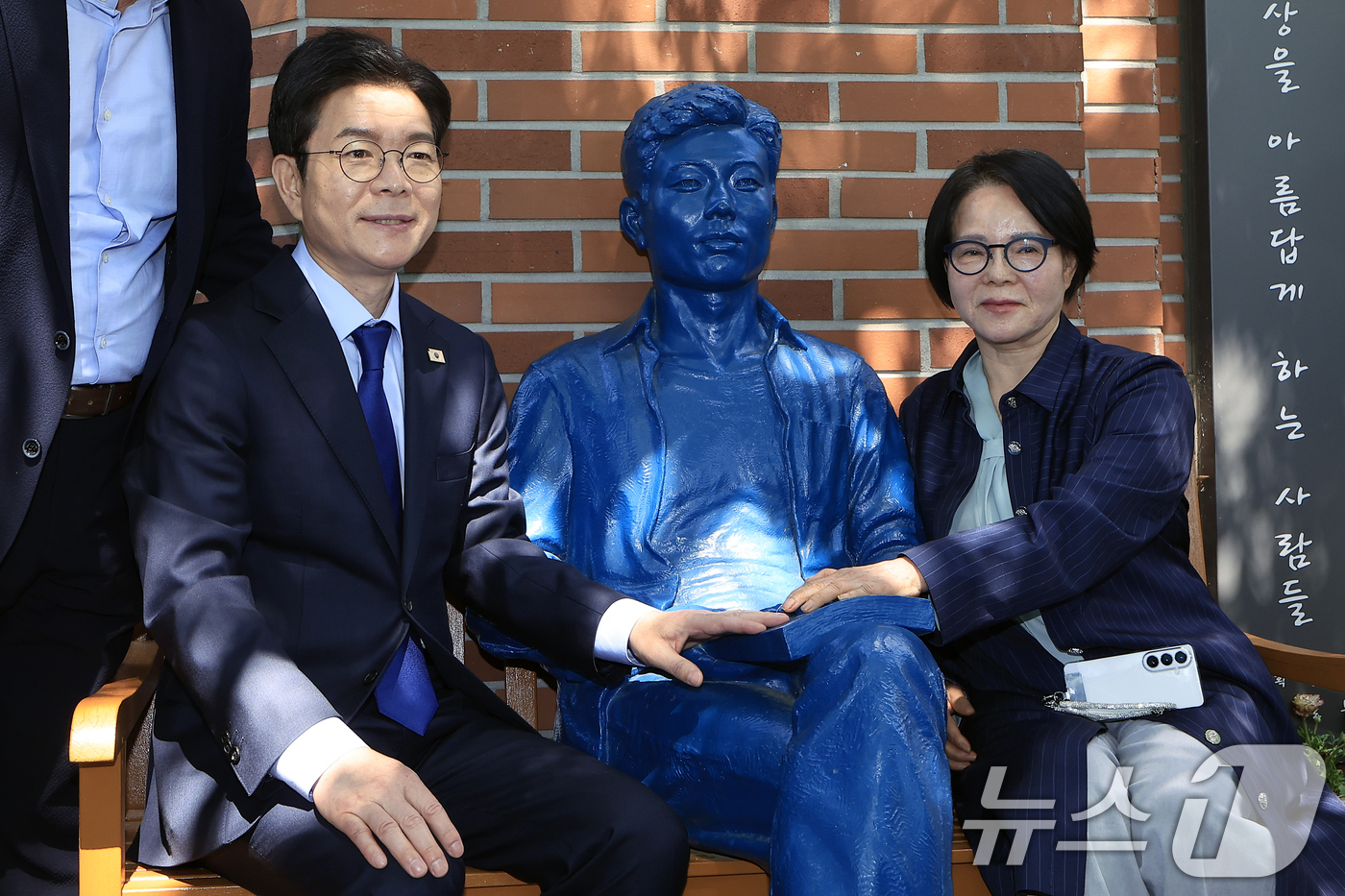 (서울=뉴스1) 박정호 기자 = 정원오 더불어민주당 서울시장 후보가 30일 오전 서울시 종로구 청계천로 아름다운청년 전태일기념관 앞에서 노동공약 발표를 마친 뒤 전 열사의 동생 전 …