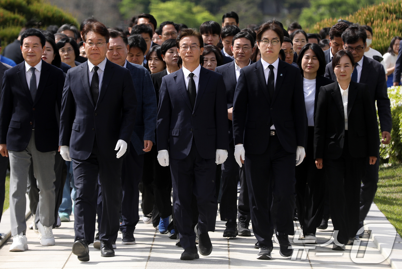 (부산=뉴스1) 윤일지 기자 = 전재수 더불어민주당 부산시장 예비후보와 부산 북갑 국회의원 보궐선거 출마를 공식화 한 하정우 전 청와대 AI미래기획수석이 30일 오전 부산시당 6· …