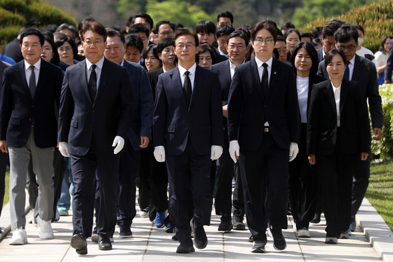 전재수·하정우, 민주당 부산시당 후보자들과 합동 참배