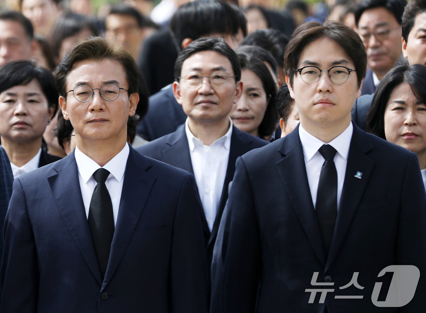 (부산=뉴스1) 윤일지 기자 = 전재수 더불어민주당 부산시장 예비후보(왼쪽)와 부산 북갑 국회의원 보궐선거 출마를 공식화 한 하정우 전 청와대 AI미래기획수석이 30일 오전 부산시 …